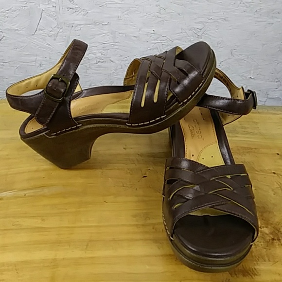 structured clarks sandals